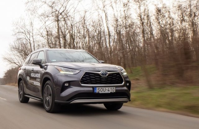 Ehhez még elég a B-kategória? Első teszten a Toyota Highlander
