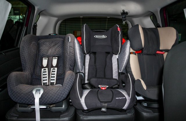 Az ország zárása ellenére is marad a rendőrség övrazziája