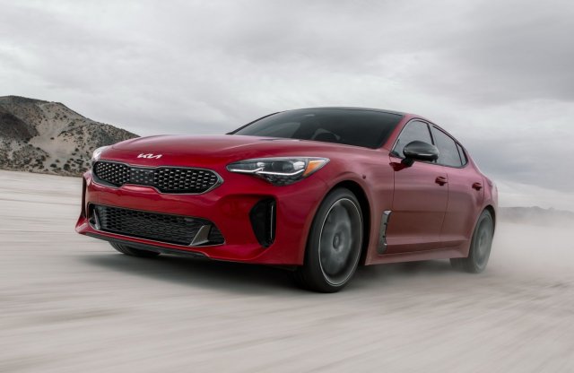 Új emblémával és 300 lovas motorral frissült a Kia Stinger