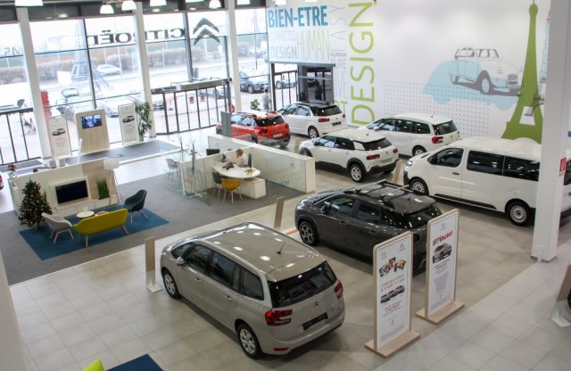 Még legalább egy hétig zárva marad az ország, de autót vehetünk