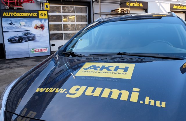 Itt a készpénz- és várakozásmentes, biztonságos gumicsere!