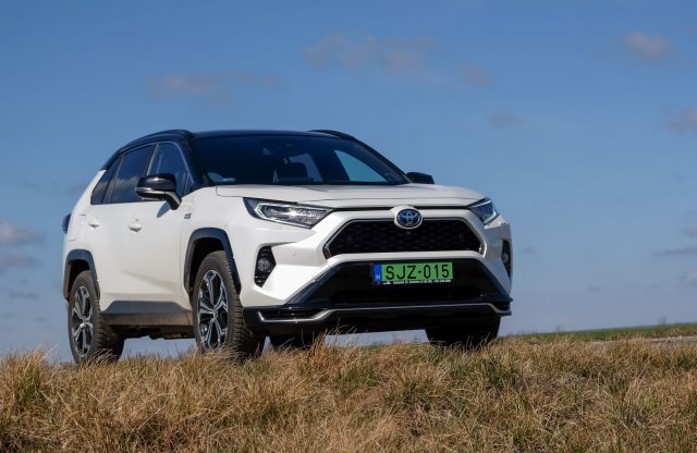 Ha akarom versenyautó, ha akarom villanyautó – RAV4 PHEV teszt