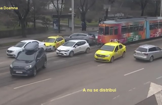 Dodzsemet csinált a romániai Iași-ban egy elszabadult villamos!