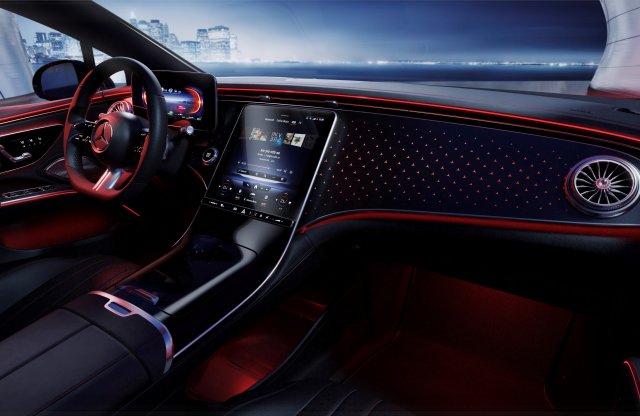 Íme a Mercedes EQS műszerfala: nem kötelező elem az óriáskijelző