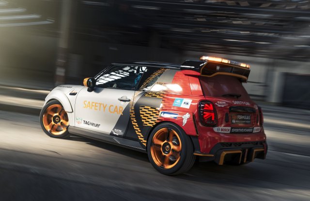 Egy MINI vezeti fel az elektromos autóversenyzés legjobbjait