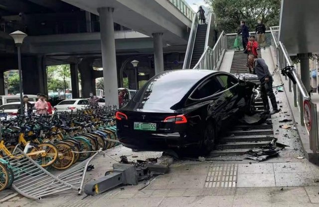 Telibe találta egy Model 3 a gyalogos felüljárót Kínában