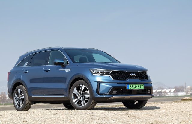 Budget Q7, olcsó X5? Konnektorosan is ilyesmi az új Kia Sorento