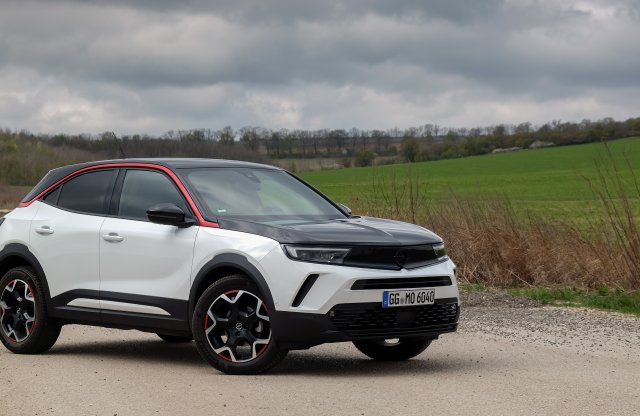 Turbós benzinmotorral is kipróbáltuk a legvagányabb Opelt!