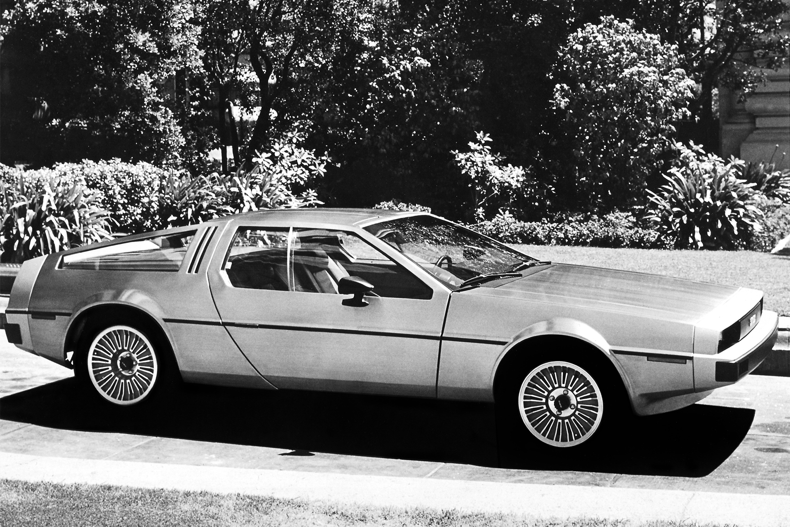 Le motor b12 prototype. Delorean dmc-12 концепт. Jaguar xj13 prototype v12 1966. Прототип 12. Gmc delorean.