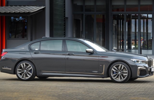 300 felett hajtották a V12 BMW-t, ami még nem is a végsebessége