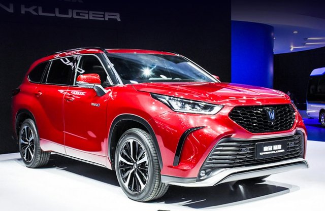 Itt a világvége: SUV orrára került a Toyota Crown embléma