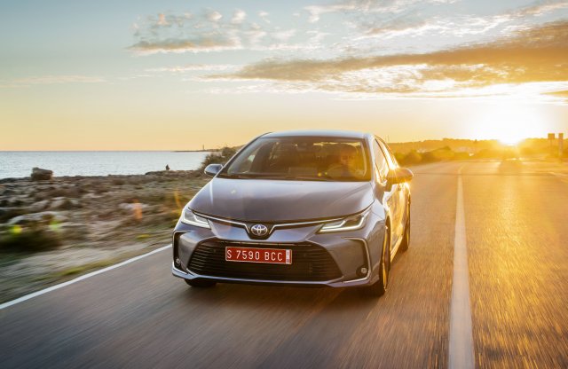 Háromhengeres alapmotort kapott a Toyota Corolla, szedánként