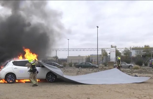 Tűzálló takaróval pillanatok alatt eloltható az égő autó