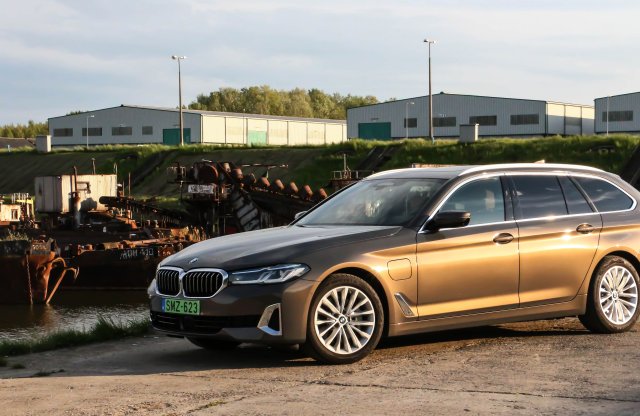 Gumiégetés zöld rendszámos BMW-vel? – 530e Touring Luxury Line teszt