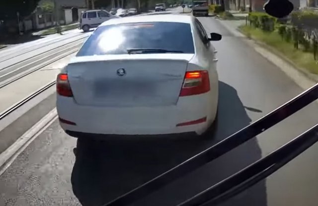 Ugrott a jogosítványa a busz előtt büntetőfékező vezetőnek