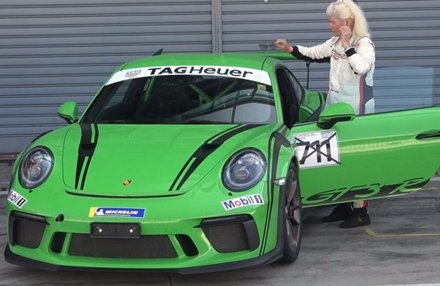 A nagymama, aki hobbiból Porschéval csapatja