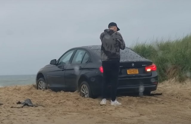 Videó: kizárta magát a kaparó kerékkel homokban ragadt kocsiból!