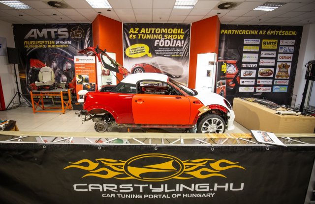 Nézd meg, miként épül az autó, amit meg is nyerhetsz!