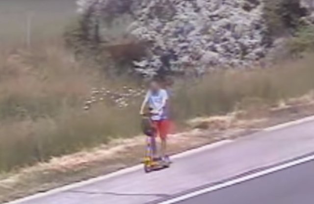 Így NE csináld: Videón az autópályán rollerező srác