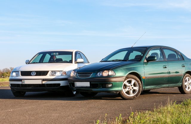Kelet a nyugat ellen: melyik a jobb, a Passat, vagy az Avensis?
