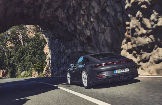 Itt az új Porsche 911 GT3 szárnyaszegett kivitele