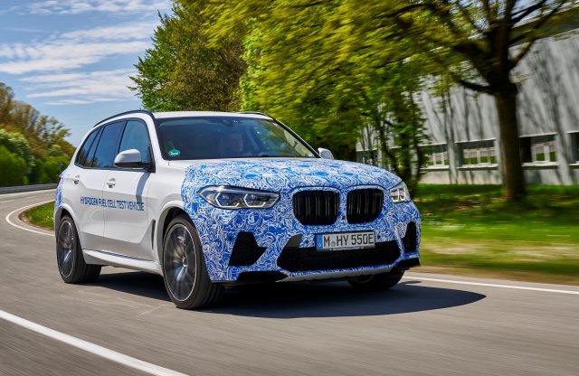 Már a BMW is élesben teszteli a hidrogénautóját