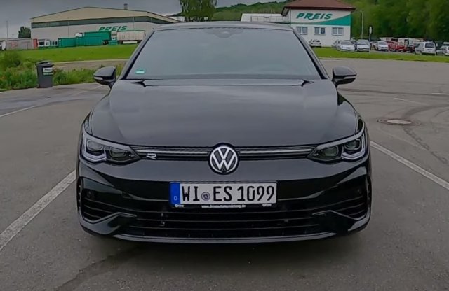 Így száguld 260-nal az új Golf R a német autópályán