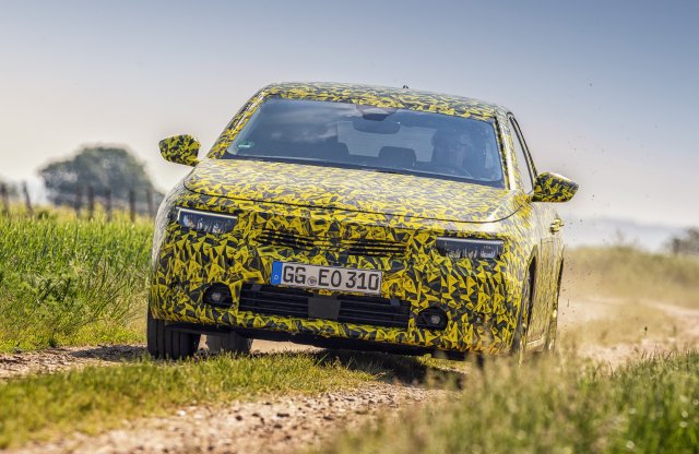 Célegyenesben az új Opel Astra tesztelése: mutatjuk, mit bír!