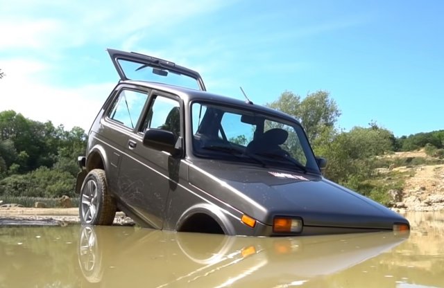 Így süllyed el a vatta új Lada egy videóteszt közben!
