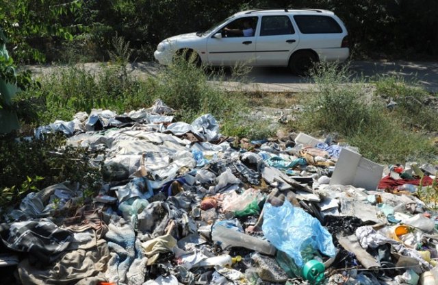 Vigyázz! A közút kamerái és az autósok is veszik, ha szemetelsz!