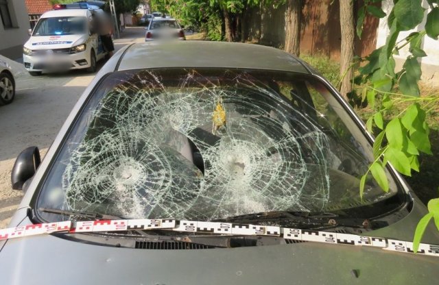 Baltával verte szét az autót, amire ő adott kölcsön pénzt