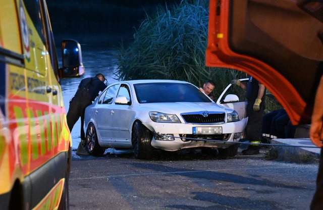 Skoda gurult a Dunába Csepelen, így mentették ki!
