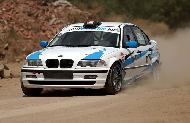 Kunmadarason porolt az Autónavigátor.hu logójával díszített BMW