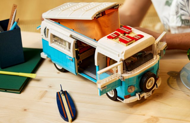 Vajon hippifigura is jár hozzá? – Íme a LEGO Volkswagen T2!