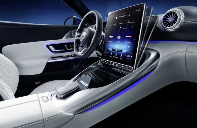Mozgatható lesz az óriási képernyő az új Mercedes-AMG SL-ben