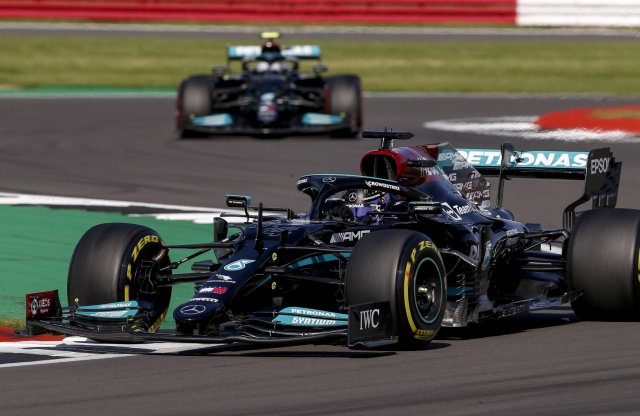 Hatalmas balesettel indult a Brit Nagydíj!