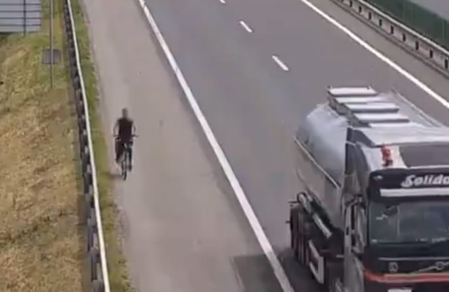 Videón a biciklisek, akik az autópályát nézték kerékpárútnak!