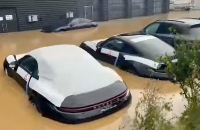 Videón, ahogy új Porschék úsznak egyet a németországi árvízben!