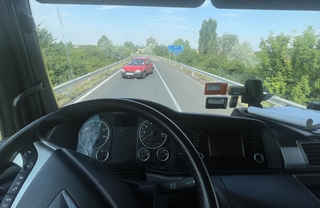 Döbbenetes felvételeket rögzítettek a Magyar Közút kamerái