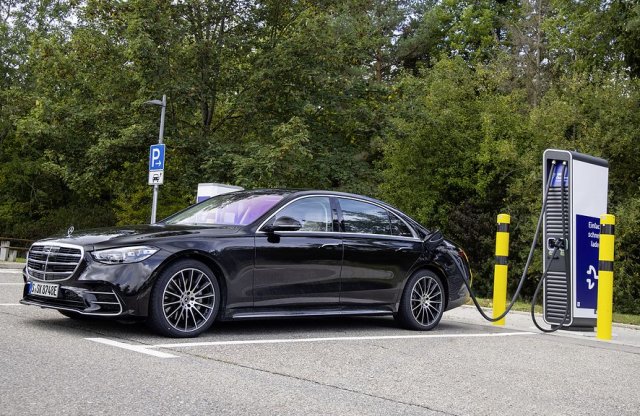 V8-cal és sorhattal is jön a Mercedes-Benz S 580, hasonló áron