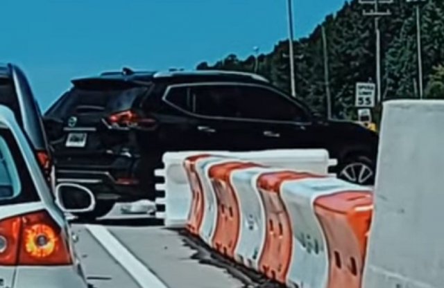 A leállósávon előzni semmi: egy férfi a dugóban korlátot bontott