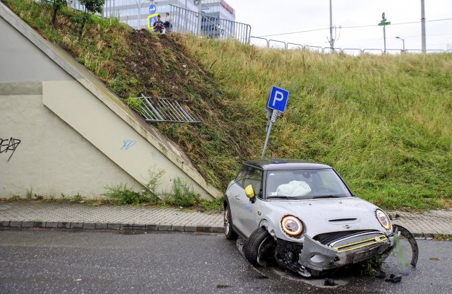 Ez a bérlés drága lesz: ittas sofőr törte meg a villanyos Minit