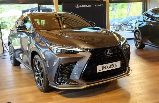 Minden porcikájával új a Lexus NX