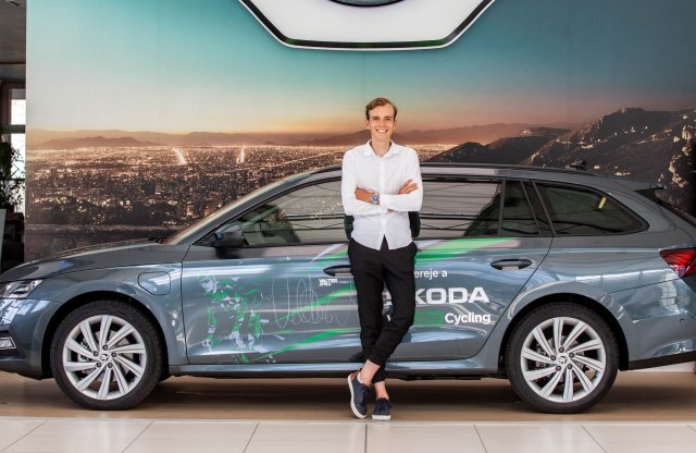 Valter Attila Škodával csapatja, ha épp nem bringázik