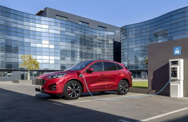 Jól fogy a konnektoros Kuga, ráadásul töltik is a tulajok!