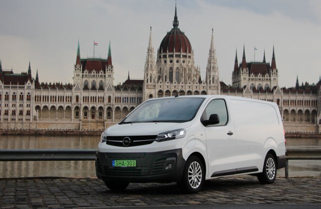 Szép-e az élet villanyfurgonnal? – Opel Vivaro-e teszt