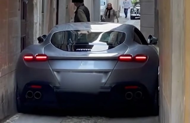 Mi volt az elképzelés? Íme az olasz kisutcába szorult Ferrari!