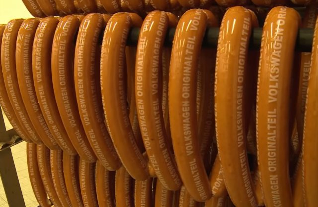 Egy 48 éves korszak vége: vegán lesz a Volkswagen kolbásza!
