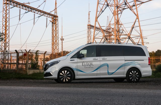 Elektromos buszlimuzint a népnek! Tényleg jó a Mercedes EQV?