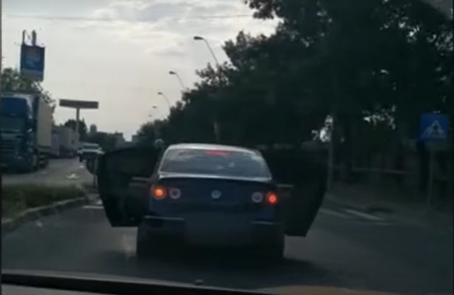 Nem fért be a kanapé, ezért nyitott ajtókkal hajtott a Passat